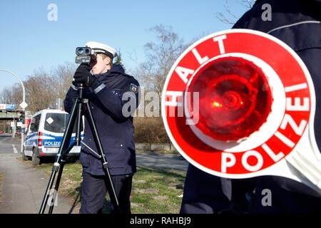 Appareil de mesure laser utilisé par la police, vitesse trap marathon de la police en Rhénanie du Nord-Westphalie, 24 heures de Banque D'Images