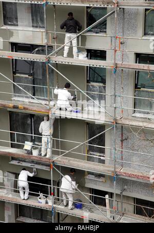 Site de construction d'un immeuble de plusieurs étages, la façade extérieure est rendue après l'installation de Banque D'Images