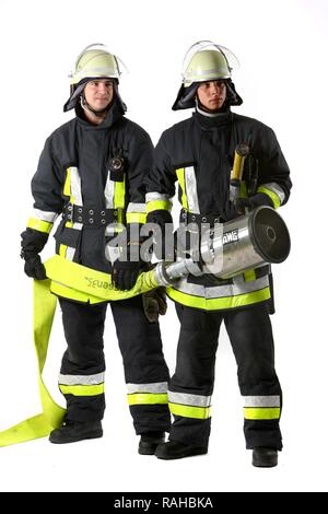 Les pompiers d'une équipe de lutte contre l'incendie tenant un tuyau en mousse pour l'extinction d'incendies de liquides, les pompiers professionnels de la Banque D'Images