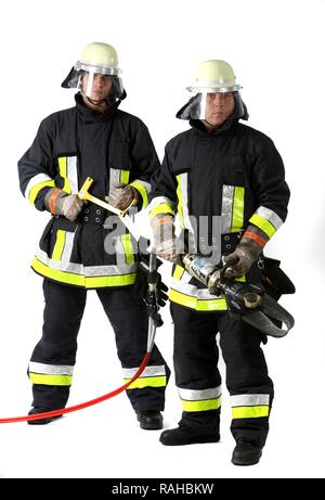 Les pompiers tenant un verre vu et cisailles hydrauliques utilisés pour découper les pièces métalliques pour sauver des personnes, les pompiers professionnels de Banque D'Images