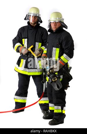 Les pompiers tenant un verre vu et cisailles hydrauliques utilisés pour découper les pièces métalliques pour sauver des personnes, les pompiers professionnels de Banque D'Images