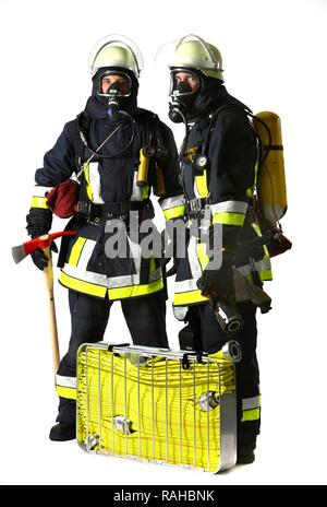 Les pompiers, l'escouade d'intervention pour la lutte contre les incendies, portant des vêtements en Nomex, un casque avec une visière, une hache d'incendie, Banque D'Images