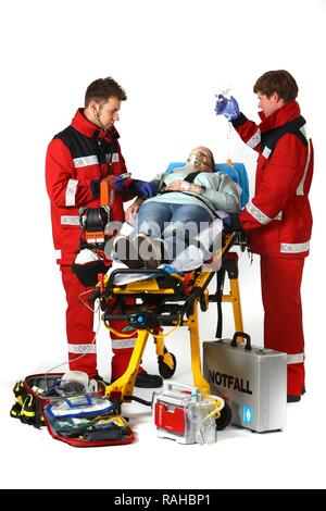 Les ambulanciers avec équipement d'urgence, trousse de premiers soins avec des pansements, des médicaments, un défibrillateur, ECG, des appareils respiratoires, Banque D'Images