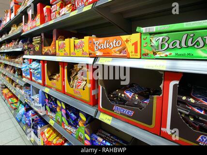 Tablette avec divers bonbons, barres de chocolat, de libre-service, de l'alimentation ministère, supermarché Banque D'Images