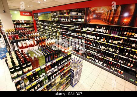 Distribution de boissons, l'alcool, des spiritueux, de libre-service, de l'alimentation ministère, supermarché Banque D'Images