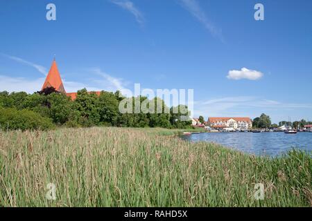 L'église et de l'harbour, Kirchdorf, l'île de Poel, Mecklembourg-Poméranie-Occidentale Banque D'Images