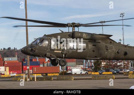 Un UH-60M de l'armée américaine d'hélicoptères Black Hawk affecté à la 16e Brigade d'aviation de combat, 7e Division d'infanterie, atterrit à Port of Tacoma, Washington, le 2 février 2017. Des avions de la 16e CAB ont été déplacés vers le port pour préparer l'expédition à l'appui de missions à venir. Banque D'Images