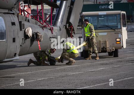 Un UH-60M de l'armée américaine d'hélicoptères Black Hawk affecté à la 16e Brigade d'aviation de combat, 7 Division d'infanterie est préparé pour le mouvement à Port of Tacoma, Washington, le 2 février 2017. Des avions de la 16e CAB ont été déplacés vers le port pour préparer l'expédition à l'appui de missions à venir. Banque D'Images