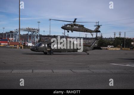 Un UH-60M de l'armée américaine d'hélicoptères Black Hawk affecté à la 16e Brigade d'aviation de combat, 7e Division d'infanterie, atterrit à Port of Tacoma, Washington, le 2 février 2017. Des avions de la 16e CAB ont été déplacés vers le port pour préparer l'expédition à l'appui de missions à venir. Banque D'Images