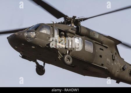 Un UH-60M de l'armée américaine d'hélicoptères Black Hawk affecté à la 16e Brigade d'aviation de combat, 7e Division d'infanterie, atterrit à Port of Tacoma, Washington, le 2 février 2017. Des avions de la 16e CAB ont été déplacés vers le port pour préparer l'expédition à l'appui de missions à venir. Banque D'Images