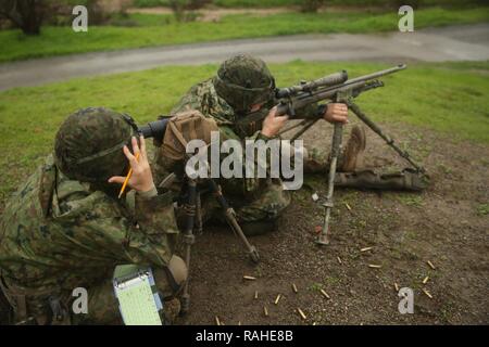 Avec la masse des soldats japonais d'autodéfense, Régiment d'infanterie de l'Armée de l'Ouest, le feu la M24 fusil de sniper en paires au cours d'une plage de distance connue menée par les Marines avec 1 Division de Marines 'écoles Cours de tireur d'Pre-Scout» au cours de l'exercice 2017, main de fer à bord de Camp Pendleton, 7 février 2017. La gamme se composait de tirer le fusil de sniper M24 par paires, l'un comme l'observateur, l'autre sur des cibles de tir de 100 à 550 mètres. Iron Fist est un annuel, exercice d'entraînement bilatéral où les membres des services américains et japonais s'entraînent ensemble et partager des techniques, des tactiques et de la procédure d'Improv Banque D'Images