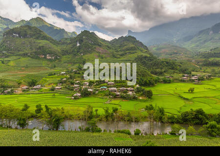 Petit village rural entouré de galettes de riz et rivière locale. Ha Giang Province Ha Giang, Boucle, Vietnam, Asie Banque D'Images