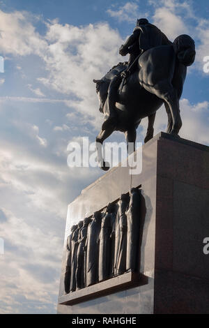 Statue du roi Tomislav à Zagreb, Croatie vue de l'arrière, avec ciel bleu et nuages blancs Banque D'Images