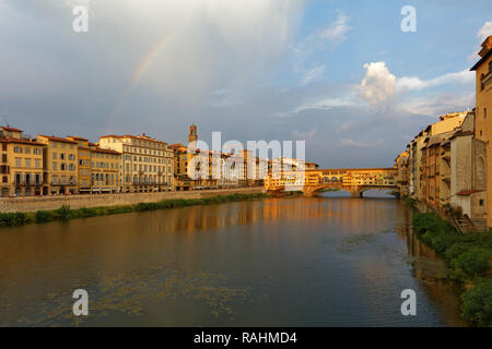 Florence, Italie - 8 août 2018 : Arc-en-ciel sur le Ponte Vecchio sur l'Arno à Florence. Le centre historique de Florence est répertorié comme l'UNESCO Banque D'Images