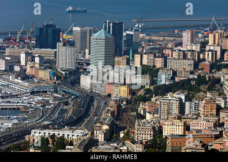 Gênes, Italie - 6 août 2018 : vue aérienne pour le quartier du port de Gênes. C'est un des plus grand port de la Mediterranée, et le port le plus actif de Banque D'Images