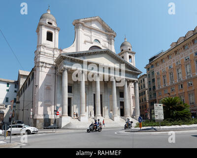 Gênes, Italie - 6 août 2018 : Le trafic à la Basilica della Santissima Annunziata del Vastato. Sa décoration employé les grands studios et baroque Banque D'Images