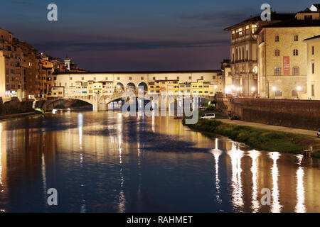 Florence, Italie - 8 août 2018 : nuit vue du Ponte Vecchio sur l'Arno à Florence. Le centre historique de Florence est répertorié comme l'UNESCO Wor Banque D'Images