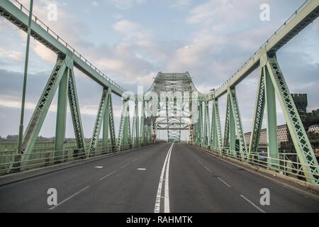 Pont sur le jubilé d'Halton (Widnes et Runcorn), un pont en arc à travers construit en 1961. Actuellement fermé pour rénovation jusqu'en 2020 Banque D'Images