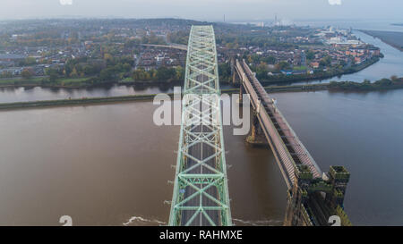 Pont sur le jubilé d'Halton (Widnes et Runcorn), un pont en arc à travers construit en 1961. Actuellement fermé pour rénovation jusqu'en 2020 Banque D'Images