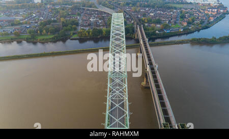 Une antenne de pic Silver Jubilee Bridge enjambant Halton (Widnes et Runcorn), un pont en arc à travers construit en 1961. Fermé pour rénovation jusqu'en 2020 Banque D'Images