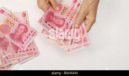 Femme hauts chinois pour le paiement de l'argent comptant Banque D'Images