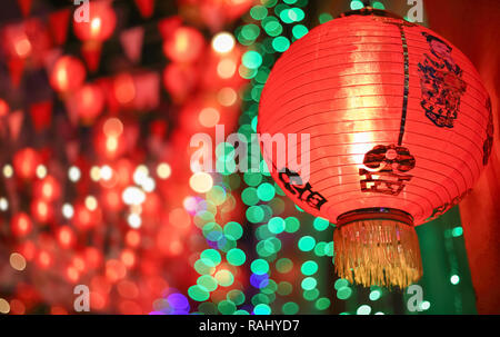 Les lanternes du nouvel an chinois dans Chinatown.Texte sur le sens du bonheur et de la chance lanternes Banque D'Images