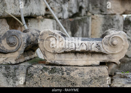 La précision avec laquelle ces capitales avaient été sculptés de la colonne est proche de rien ! Banque D'Images