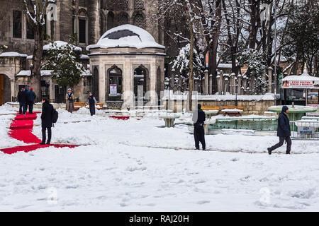 Istanbul, Turquie, le 19 février 2015 : les jeunes hommes lançant des boules de neige à l'extérieur de la mosquée Eyup Sultan. Banque D'Images