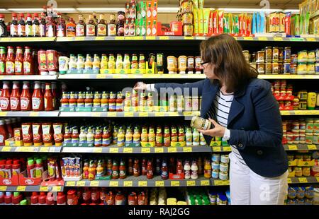 Woman shopping dans un ministère d'épicerie libre-service, supermarché Banque D'Images