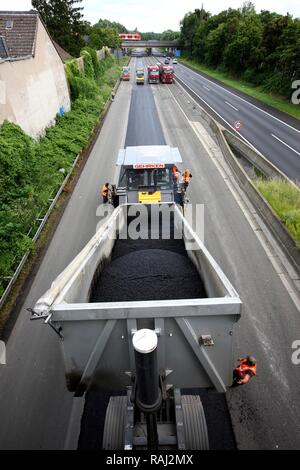 L'application d'une nouvelle couche d'asphalte, bitume, l'asphalte poreux silencieux d'absorption, la surface de la route, l'autoroute A40 ou Ruhrschnellweg Banque D'Images