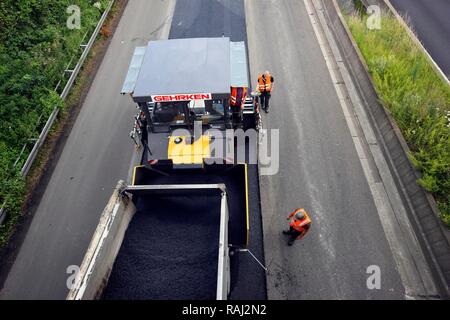 L'application d'une nouvelle couche d'asphalte, bitume, l'asphalte poreux silencieux d'absorption, la surface de la route, l'autoroute A40 ou Ruhrschnellweg Banque D'Images