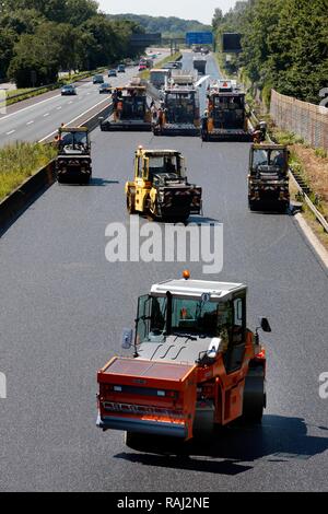 L'application d'une nouvelle couche d'asphalte, bitume, l'asphalte poreux silencieux d'absorption, la surface de la route, l'autoroute A40 ou Ruhrschnellweg Banque D'Images