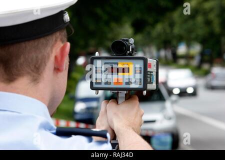 Agent de police à l'aide d'un fusil, la mesure de la vitesse du trafic, 24 heures d'intense surveillance de vitesse, Duisburg Banque D'Images