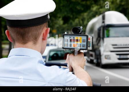 Agent de police à l'aide d'un fusil, la mesure de la vitesse du trafic, 24 heures d'intense surveillance de vitesse, Duisburg Banque D'Images