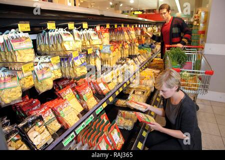 Les clients debout devant le comptoir réfrigéré avec des pâtes fraîches, les pâtes alimentaires, Food Hall, supermarché Banque D'Images