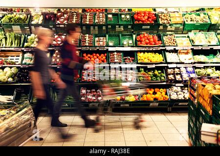 La section des fruits et légumes, couple qui achète des légumes, food hall, supermarché Banque D'Images