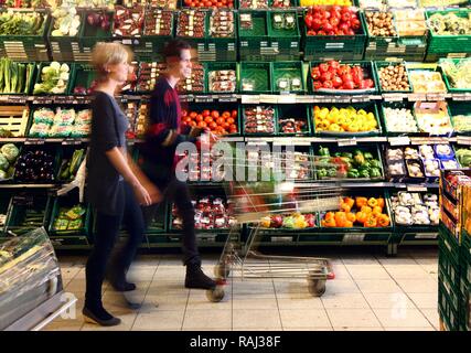 La section des fruits et légumes, couple qui achète des légumes, food hall, supermarché Banque D'Images