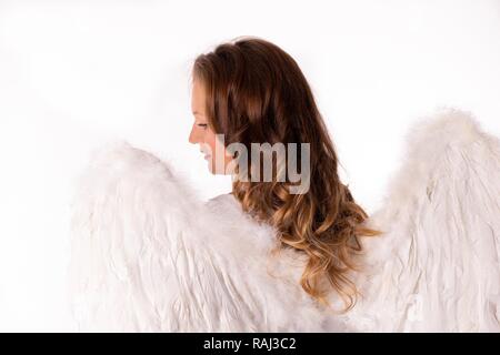 Jeune femme habillée en ange, studio shot, Allemagne Banque D'Images