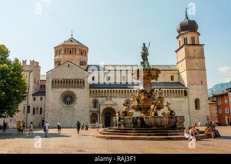 Place de la cathédrale, la Piazza del Duomo, avec fontaine de Neptune, Fontana del Nettuno, Palazzo Pretorio, Cathédrale de Trento Banque D'Images