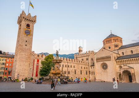 Place de la cathédrale, la Piazza del Duomo, avec fontaine de Neptune, Fontana del Nettuno, Tour de l'horloge du Palazzo Pretorio Banque D'Images