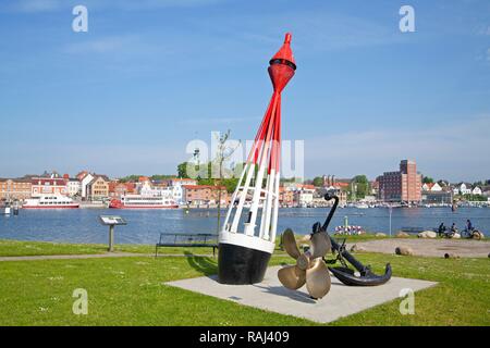 Une ancre, une bouée et une hélice de bateau, Kappeln Schlei, Schleswig-Holstein Banque D'Images