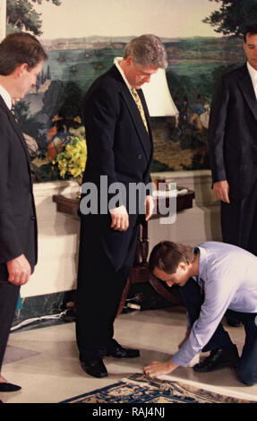 Le président William Jefferson Clinton et le Vice-président Al Gore avant une réception dans la zone de entrée diplomatique de la Maison Blanche sur le deuxième jour de son mandat. Photo par Dennis Brack Banque D'Images