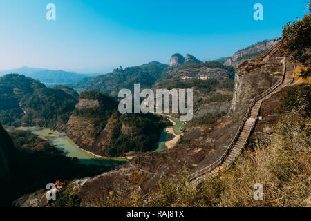 Fujian Wuyishan Tian Xi Jiuqu Youfeng surplombe également connu sous le nom de neuf bend river Banque D'Images