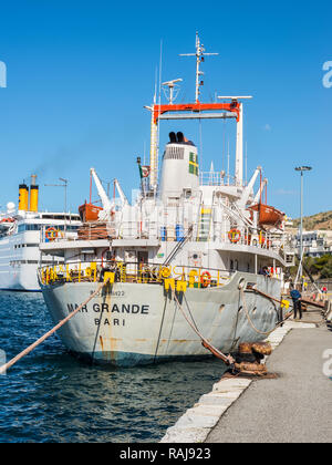 Reggio Calabria, Italie - 30 octobre 2017 : navire transporteur de ciment Mar Grande au port de Reggio de Calabre, en Italie. Banque D'Images