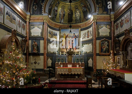 Arbre de Noël décore l'Église catholique Kirche der Heiligen Familie ou la Chapelle de Sainte Famille situé à l'Hospice autrichien un Christian guest house fondé en 1854 par l'Archevêque de Vienne en Via Dolorosa Jérusalem Israël Banque D'Images