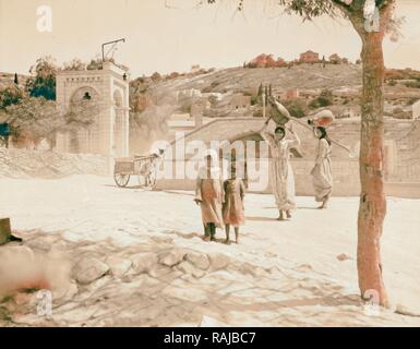 Vues du nord. La fontaine Sainte Marie. Les filles portant de l'eau-pots. 1920, Israël, Nazareth. Repensé par Gibon. Classic repensé Banque D'Images