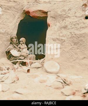 Types Petrean, etc. Petra. Bdul arabes troglodyte. La mère et l'enfant avant de leur caverne home à ed-Der Valley. 1920 repensé Banque D'Images