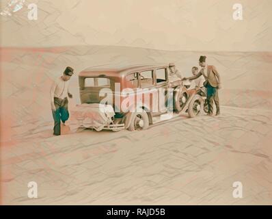 Au Sinaï en voiture Voiture coincé au milieu d'une dune de sable. Sable de l'autre côté de la route. 1920, au Moyen-Orient, Israël et/ou repensé Banque D'Images