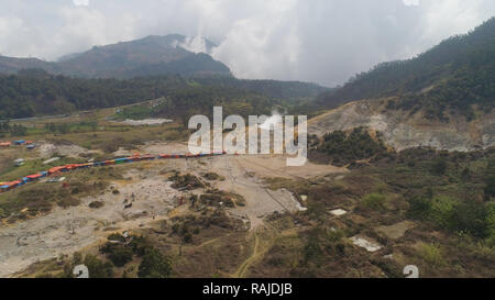 Plateau avec l'activité volcanique, volcan de boue Kawah Sikidang, l'activité géothermique et geysers. Vue aérienne paysage volcanique Dieng Plateau, l'Indonésie. Célèbre destination touristique de Sikidang Crater il génère encore d'épaisseur de soufre. Banque D'Images