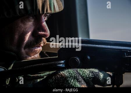 Un soldat peshmergas fournit la sécurité lors de l'agression à Bnaslawa bâtiment formation, l'Iraq le 2 février 2017. Cette formation est essentielle pour permettre aux forces de sécurité locales pour contrer ISIL comme ils continuent à libérer sa patrie. La Force opérationnelle interarmées - fonctionnement inhérentes à résoudre est la Coalition mondiale pour vaincre ISIL en Iraq et en Syrie. Banque D'Images